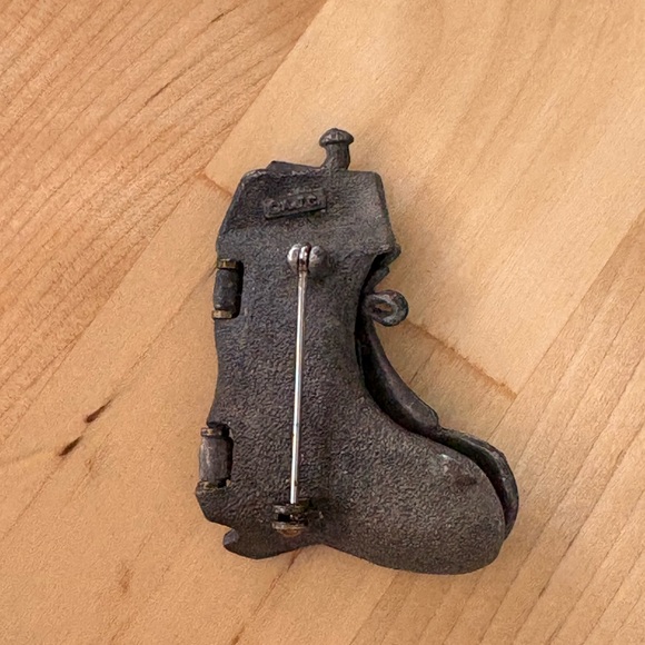 Vintage Silver Kids Shoe Figurine, Old Woman Who Lived in a Shoe brooch, AJC - Picture 6 of 8